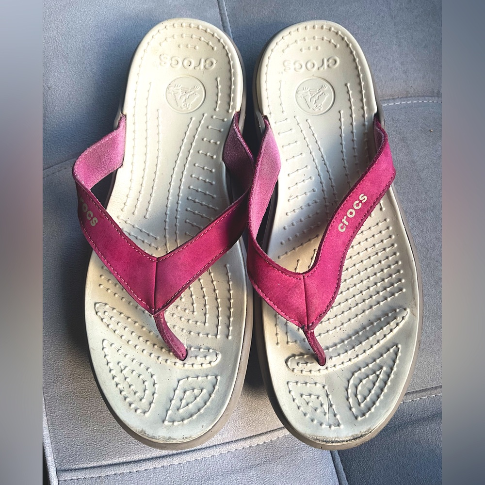 Crocs Women’s Flip Flop Sandals – White Footbed with Fuchsia Straps Size 10